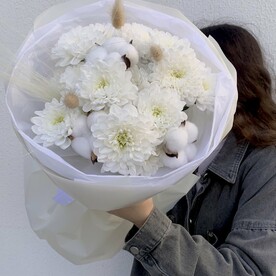 🤍 Стойкий букет хризантем с хлопком