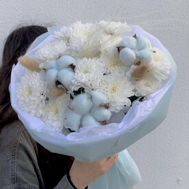 🩵Стойкий букет хризантем с хлопком