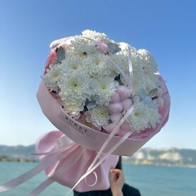 Нежный букет их хризантем, хлопка и эвкалипта