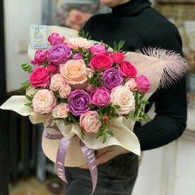 Композиция из разных сортов роз в шляпной коробочке