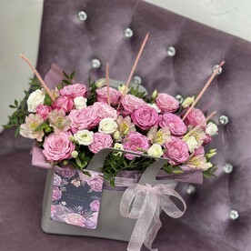 Композиция в сумке из кустовых пионовидных роз