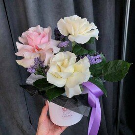 Розы кружевные и статица в шляпной коробке с лентами «Для самой любимой»