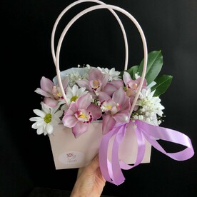 Сумочка с орхидеями, хризантемой и гипсофилой