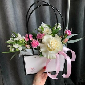 Кружевная роза, альстромерии и кустовые гвоздики в сумочке "Люблю"