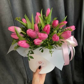 Нежные тюльпаны в шляпной коробке