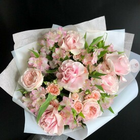 Ажурные французские розы, пионовидные розы и альстромерии в букете «Розовый бум»