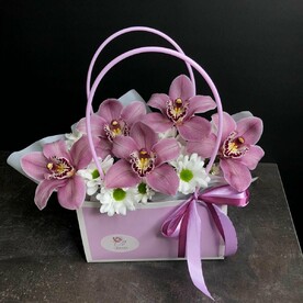 Сумочка с орхидеями, хризантемой и гипсофилой