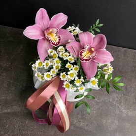 Ромашки и орхидеи в шляпной коробке с лентами «Только ты и я»