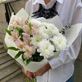 Хризантема кустовая и альстромерии в нежном букете «Лада»