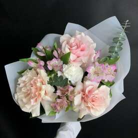 Французские розы и альстромерии в букете «Воздушный поцелуй»