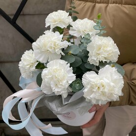 Диантусы и эвкалипт в шляпной коробке