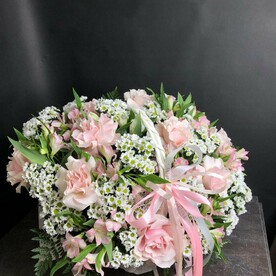 Корзина с ромашками, французскими розами и альстромериями