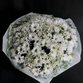 Хризантемы и сантини ромашки в букете «Самой любимой!🤍»