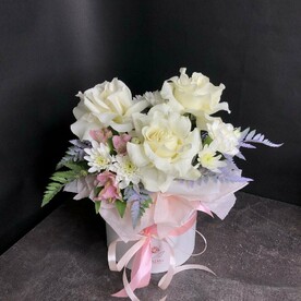 Французские розы, альстромерия и диантус в шляпной коробке «С нежностью»