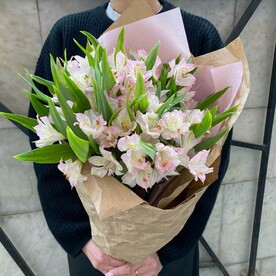 Альстромерии 9 штук в дерзком букете «Гранж»