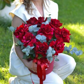 Композиция из роз Red Phanter и эвкалипта "Огонь любви"