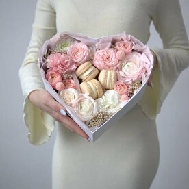 Цветы в коробке-сердце с пирожными макаронс