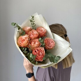 Пионовидные розы Кахала с эвкалиптом