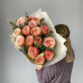 Пионовидные розы Кахала с эвкалиптом