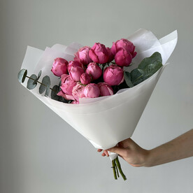 Ягодные кустовые пионовидные розы с эвкалиптом - размер S