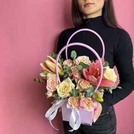 Цветы в сумочке для любимой,живые цветы букет ,лилия,розы,эвкалипт