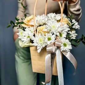 Цветы в сумочке с розами и хризантемой