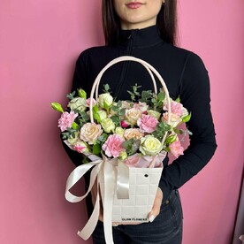 Композиция в сумочке с цветами,букет живых цветов для любимой