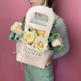 Композиция в сумке из роз