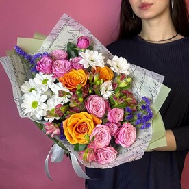 Яркий  букет с розами и альстромерией