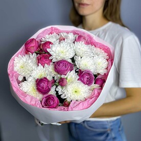 Букет из кустовых хризантем и кустовых роз