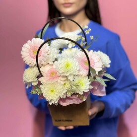Яркая цветочная композиция в сумочке, букет на День Матери