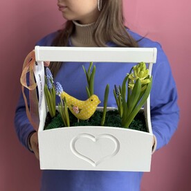 Ящик с луковичными цветами и декором