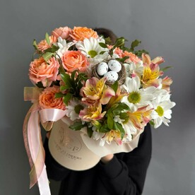 Цветы в коробке с хризантемой и кустовой розой