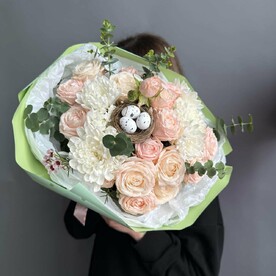 Нежная композиция с хризантемой и кустовой розой