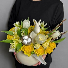 Интерьерная композиция с цветами и декором для дома