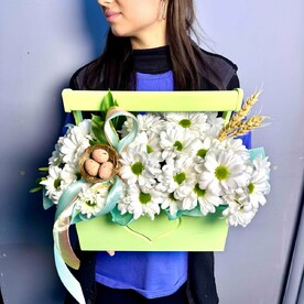 Цветы хризантемы в ящике с декором