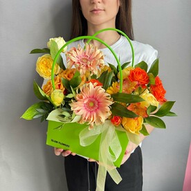 Композиция летняя в сумочке с гербером