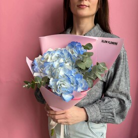 Голубая гортензия с эвкалиптом, живые цветы