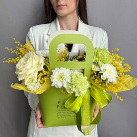 Букет цветов из роз и мимозы на 8 марта