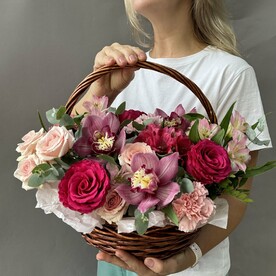 №192 КОРЗИНА ЯРКАЯ С МАЛИНОВОЙ РОЗОЙ