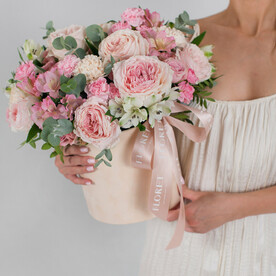 БУКЕТ ПИОНОВИДНАЯ РОЗА В ШЛЯПНОЙ КОРОБКЕ #315