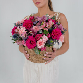 ЯРКИЙ БУКЕТ РОЗОВЫХ РОЗ В ПЛЕТЕНОМ КАШПО #314
