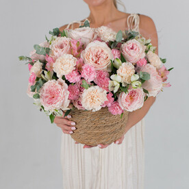 БУКЕТ С ПИОНОВИДНОЙ РОЗОЙ В ПЛЕТЕНОМ КАШПО #320