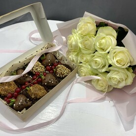 Набор #003 Букет из 11 белых роз и клубники в шоколаде