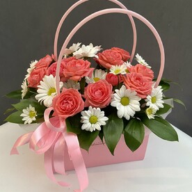 Сумочка с кустовой розой и ромашкой