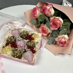 Набор #4 Букет из 5 роз « Джумилия» и клубника в шоколаде