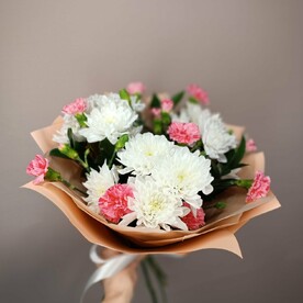 Букет из хризантем и диантусов