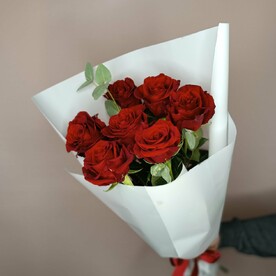 7 красных  высоких крупных роз