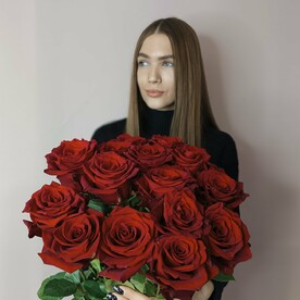 15 красных 70 см высоких роз премиум