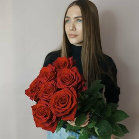 7 красных  высоких роз премиум сорта
